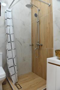 a shower with a glass door in a bathroom at Hayi Tun Guest House in Goris +51 photos