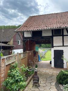 a house with a wooden gate and a fence at Ferienwohnung Kannemann in Herzberg am Harz