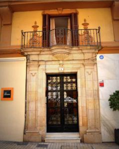 Edificio con balcón y puerta con ventana en La Bolsa Apartment, en Málaga