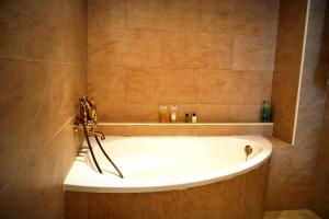 y baño con bañera y lavamanos. en La Bolsa Apartment, en Málaga