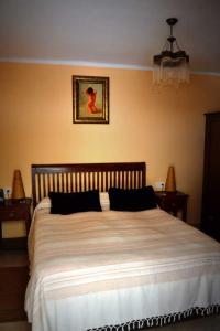 1 dormitorio con 1 cama blanca grande y 2 mesas en La Bolsa Apartment, en Málaga