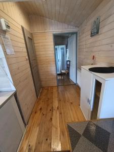 a small room with a wooden floor and a kitchen at Domki Helena Okuninka in Okuninka +15 photos