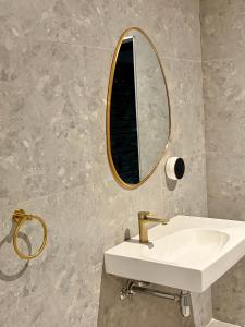 a bathroom with a sink and a mirror at Stirling House in Mooiriver