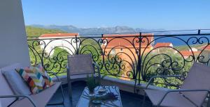 a balcony with a table and chairs on a balcony at Apartment Sunrise in Kunjići