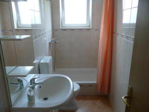 y baño con lavabo, aseo y ducha. en Apartments Toni, Borik, en Zadar