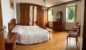 a bedroom with a bed and a desk and a chair at Villa Linda in Schio