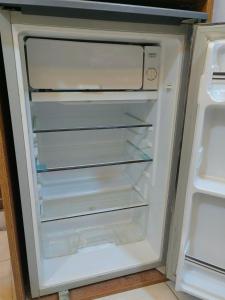 ein leerer Kühlschrank mit offener Tür in einer Küche in der Unterkunft Dell Celio Hotel in Kairo