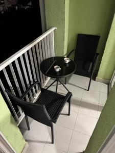 a black table and chairs on a balcony at Apartman Ðurđevak in Stara Pazova