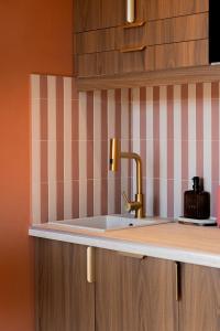 a kitchen counter with a sink and aounter at LA BRISA Duplex chaleureux in Hyères