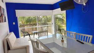 a dining room with a white table and a blue wall at Los Abus in Colón