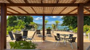 a patio with a table and chairs and the ocean at Mirante das Conchas - Melhor Localização in Itacaré