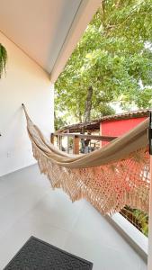 a hammock hanging on the side of a house at Mirante das Conchas - Melhor Localização in Itacaré