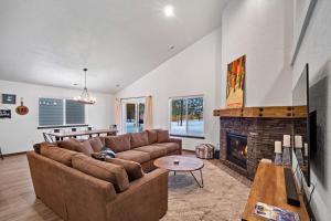 a living room with a couch and a fireplace at Elk Grove Getaway in Ponderay