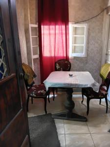 a room with a table and chairs and a window at ادفو 35سرير ثلاثي in Alexandria