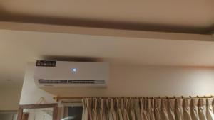a ceiling with a air conditioner in a room at Hostal Cabañas Don Jorge in Puerto Baquerizo Moreno
