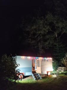 a blue trailer with lights on it at night at Roulotte in Huismes