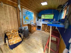 a view of a living room in a tiny house at Roulotte in Huismes