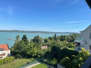 a view of the water from a house at T8 Sunset Tihany in Tihany
