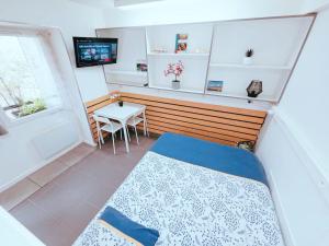 a small room with a bed and a table at Cosy Appartement Hyper Centre-Ville in Quimper