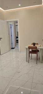 a white room with a table and a bench at دان إقامة هادئة in Medina