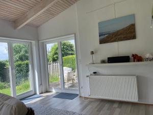 a white room with sliding glass doors and a bedroom at Schleihaus Lorenz mit Feldblick in Boren