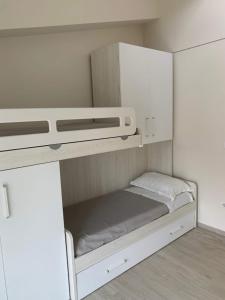 a small room with a bunk bed in a room at Da Mina Rooms & Apartament in Flumeri