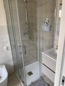 a bathroom with a shower and a sink at Da Mina Rooms & Apartament in Flumeri +14 photos