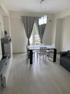 a living room with a dining room table and a couch at Da Mina Rooms & Apartament in Flumeri