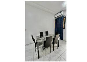 a dining room with a table and chairs at Résidence ADJOBIA - Grâce divine YAMOUSSOUKRO in Yamoussoukro