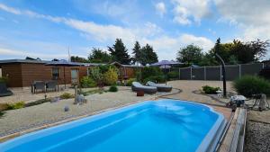 a swimming pool in a yard with a backyard at Ferienhäuser Radebeul "Maisonette Klein Nizza" in Radebeul
