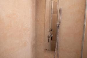 a shower stall with a glass door in a bathroom at Casa Pescoluse 50m dal Mare in Marina di Pescoluse