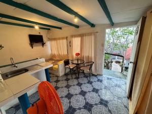 a kitchen with a table and chairs in a room at Hostal Cabañas Don Jorge in Puerto Baquerizo Moreno
