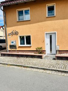 a house with a bike on the side of it at Ferienhäuser Radebeul "Maisonette Klein Nizza" in Radebeul