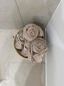 a bunch of towels in a bowl in a bathroom at Al58 Casa Vacanze in Villasmundo