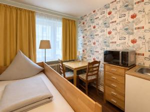 a hotel room with a bed and a table and a microwave at Dana Living Apartment Bremen HBF - Zentrum, Altstadt, Messe, ÖVB Arena, Business Apartment mit Self Check-in in Bremen