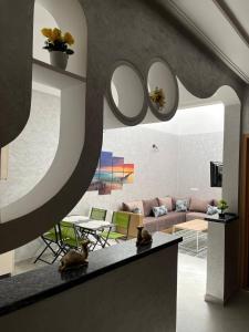 ein Wohnzimmer mit Sofa, Tisch und Spiegeln in der Unterkunft Dar DADA-Aglou in Tiznit