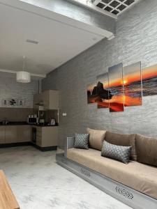 ein Wohnzimmer mit einer Couch in einem Zimmer in der Unterkunft Dar DADA-Aglou in Tiznit