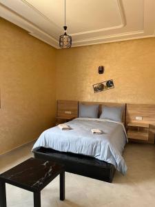 ein Schlafzimmer mit einem Bett und einem Tisch darin in der Unterkunft Dar DADA-Aglou in Tiznit + 102 Fotos