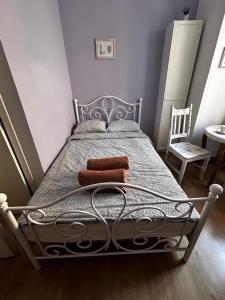 a bedroom with a metal bed with two towels on it at Prowansalski Sen - pokój z łazienką nr 3 in Poznań
