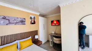 a man taking a picture of a hotel room at Jwalaboholo Mountain View Guest House in Ficksburg