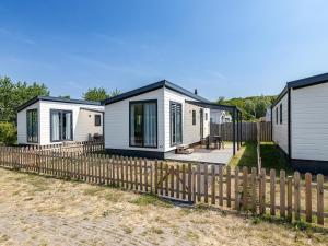 a row of modular homes behind a fence at Bright Beachside Base in Burgh-Haamstede in Burgh Haamstede