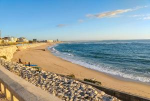 a view of a beach with the ocean at Gaivota Erudita in Buarcos +6 photos