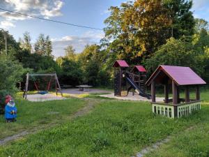 ein Park mit zwei Schaukeln und einem Spielplatz in der Unterkunft Sonnenberghof in Glashütte