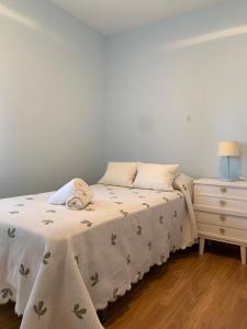 a bed in a room with a nightstand and a bed sidx sidx at Villa Conde, Piscina, Barbacoa y Gran Patio in Prado +28 photos