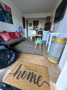 a living room with a momma sign on the floor at Casita Bosque-Rucalemu in Valdivia +17 photos