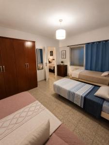 a large bedroom with two beds and a tv at La Casa de Miel in Villa Ballester