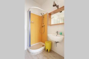 y baño con bañera, lavamanos y ducha. en Riva Reno Apartment, en Bolonia