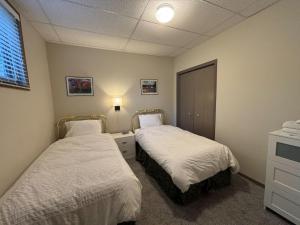 a room with two beds in a room at Bed & Breakfast Monarch in Canmore