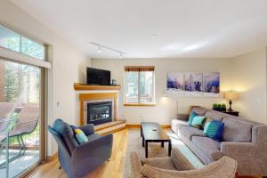 a living room with a couch and a fireplace at Blue River Bliss in Silverthorne