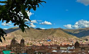 a view of a city with mountains in the background at Apartamento de confort en el Centro Histórico de Cusco in Cusco